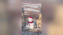 In una città cinese hanno costruito un pupazzo di neve alto 18 metri