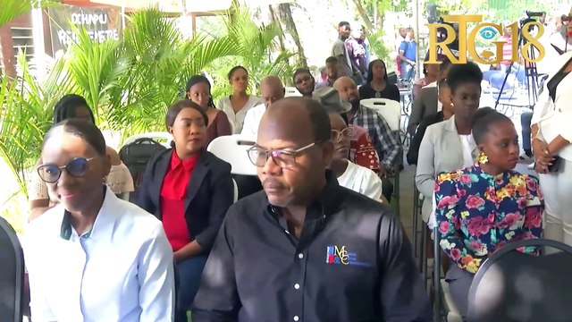 Ministè Kilti remèt sètifika ak moun ki te pran fòmasyon sou ranfòsman antreprenarya kiltirèl.