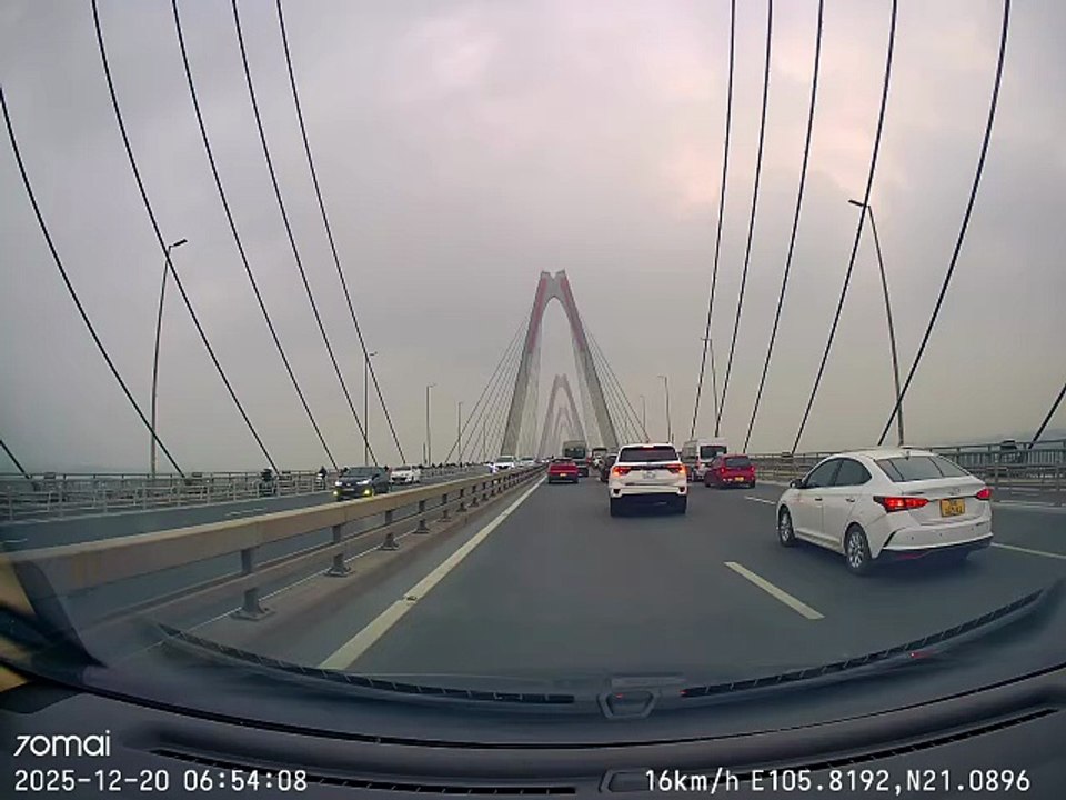 Tai nạn cầu Nhật Tân hướng đi Nội Bài