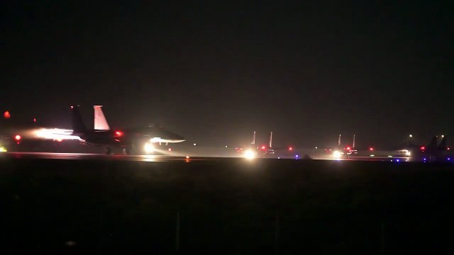 🇺🇸✈️ Frappes massives des États-Unis contre l’État islamique en Syrie Les États-Unis ont lancé des frappes aériennes de grande ampleur en Syrie contre des positions de l’État islamique (Daesh)...