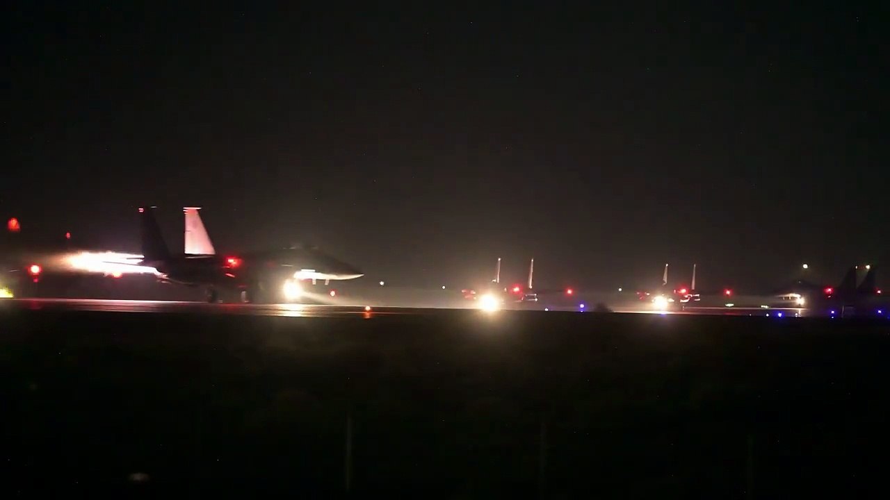 🇺🇸✈️ Frappes massives des États-Unis contre l’État islamique en Syrie Les États-Unis ont lancé des frappes aériennes de grande ampleur en Syrie contre des positions de l’État islamique (Daesh)...