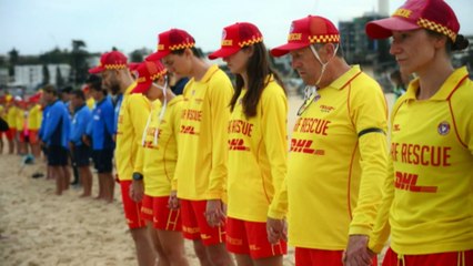 Bondi surf lifesavers observe two-minute silence in tribute to victims of terror attack