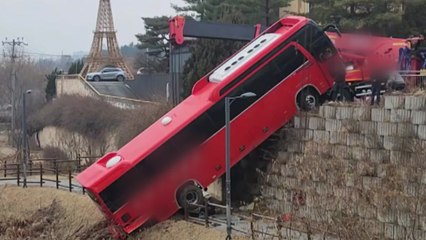 충북 충주에서 버스 4m 아래로 추락...인명 피해 없어 / YTN