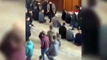 Cuma vakti camide pitbull korkusu kamerada: Vaaza daldı, camini için bir anda karıştı!