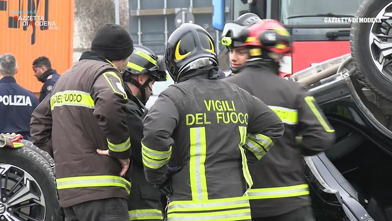 Incidente in tangenziale: auto urta un camion e si ribalta