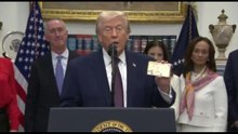 Trump: questa è la gold card. E annuncia calo nel costo dei farmaci