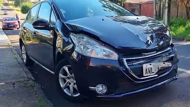Mulher fica ferida em acidente entre Celta e Peugeot 208 no bairro Brasília, em Cascavel
