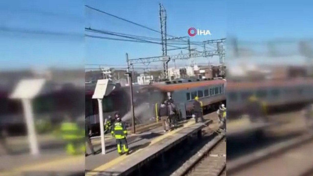 Trenle çarpışan otomobil alev topuna döndü! Facia anı kameralara işte böyle yansıdı