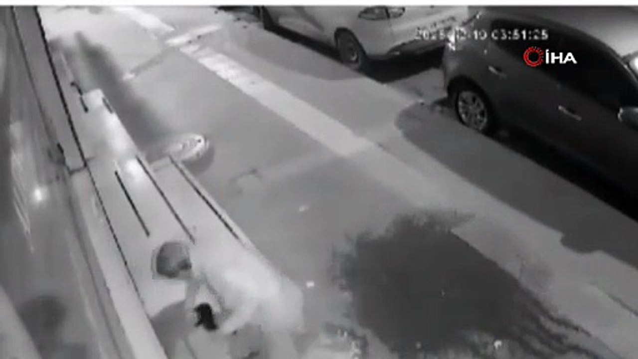 Sokakta vahşet: Alkollü kadın, yaşlı adamı öldüresiye dövdü