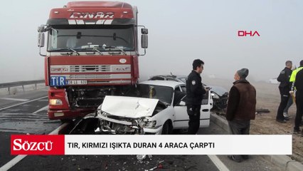 Sis kazaya neden oldu: TIR, kırmızı ışıkta bekleyen 4 araca çarptı