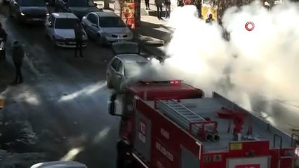 Kars’ta korkutan yangın: Park halindeki otomobil alevlere teslim oldu