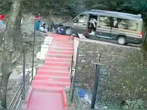 Bus rollt rückwärts auf Abhang zu: Passagiere springen ab