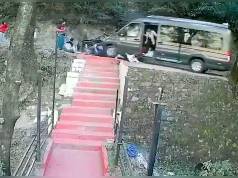 Bus rollt rückwärts auf Abhang zu: Passagiere springen ab