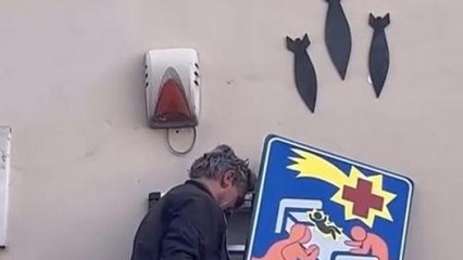 All'ospedale di Santa Maria Nuova a Firenze la «Natività sotto le bombe» di Clet (l'artista dei cartelli stradali): il video
