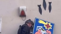 All'ospedale di Santa Maria Nuova a Firenze la «Natività sotto le bombe» di Clet (l'artista dei cartelli stradali): il video
