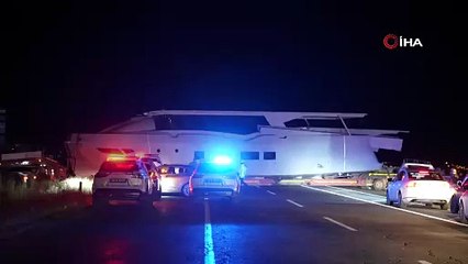 Erzurum’da yat yüklü tır karayolunu kapattı: Karşılarında yatı görenler şaşırdı