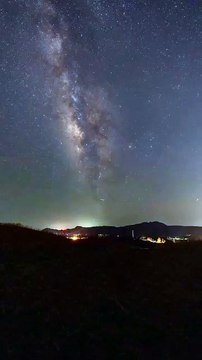 🌌🌊 Quand l’océan répond aux étoiles Alors que la Voie lactée scintille au-dessus, le rythme régulier des vagues venant caresser le rivage instaure une atmosphère calme, presque irréelle...