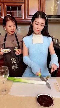 It's really convenient to have this food processor in the kitchen. It's extremely useful for mincing meat and garlic