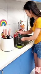 If the kitchen is in a mess, you can use this. One pair of chopsticks, spoons and knives can all be used for storage