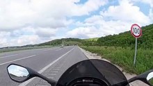 Ce motard dépasse les 250 dans un tunnel... impressionnant