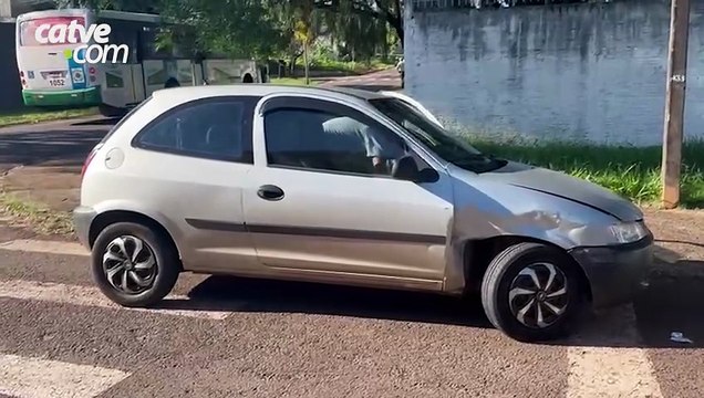 Mulher fica ferida em acidente entre carros em Cascavel