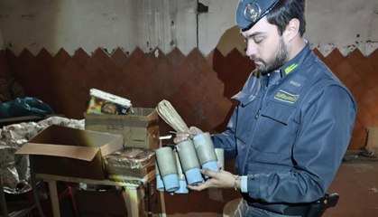 Botti illegali, 2 arresti e oltre 300mila artifizi sequestrati nel Napoletano (20.12.25)