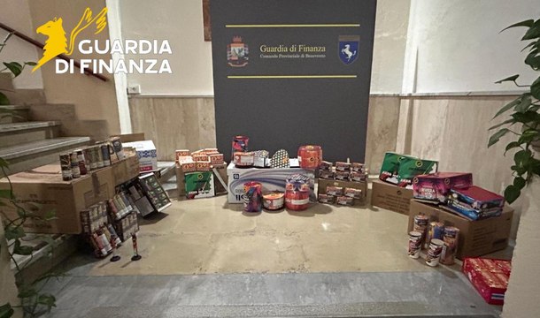 Benevento, botti illegali: sequestrati 23 chili in un negozio (20.12.25)