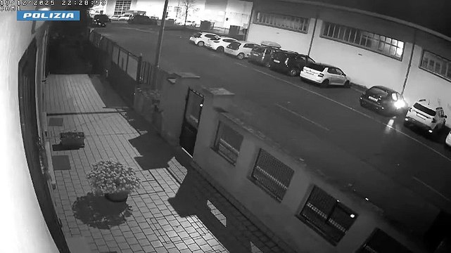 Notte di incendi dolosi di auto a Prato, uno dei roghi: il mezzo avvolto dalle fiamme