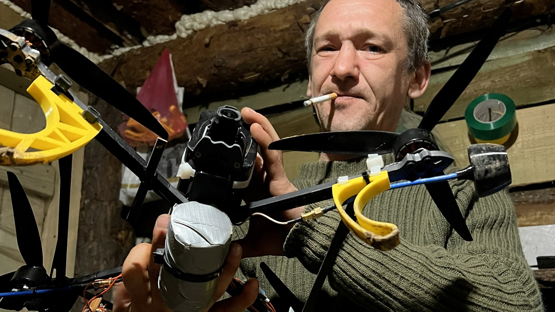 En el frente de Zaporiyia, la guerra ha dado un giro radical hacia lo que antes era exclusividad de la ciencia ficci�n: el combate directo entre aeronaves no tripuladas o "drones contra drones". Unidades ucranianas, como la liderada por el comandante "Fox", se especializan ahora en la interceptaci�n de sistemas a�reos rusos (UAS), operando desde b�nkeres subterr�neos donde los drones, cargados con explosivos, se guardan listos bajo las literas.