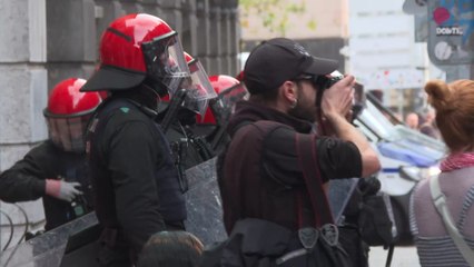Encapuchados queman una bandera española en Bilbao en la marcha de Ernai por la independencia