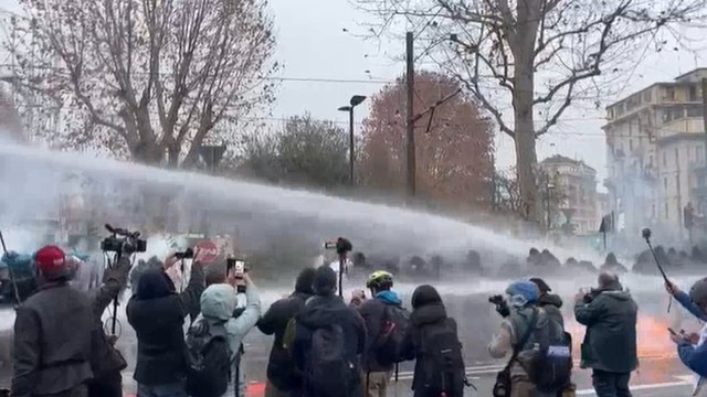 Scontro tra manifestanti Askatasuna e forze dell'ordine, lancio bottiglie e lacrimogeni
