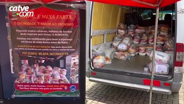 Ação solidária em frente à Igreja Matriz arrecada cestas básicas para famílias carentes