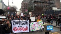 Oltre duemila persone in strada per il corteo dopo lo sgombero del centro sociale Askatasuna a Torino: il video