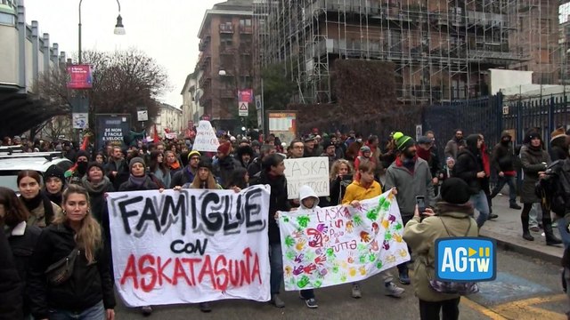 Oltre duemila persone in strada per il corteo dopo lo sgombero del centro sociale Askatasuna a Torino: il video