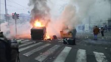 Cassonetti in fiamme usati come barricate al corteo per Askatasuna