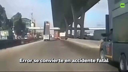 Un puente se derrumbó en Tailandia tras ser golpeado por un camión