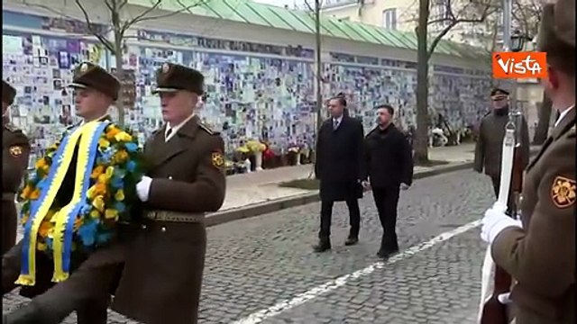 Zelensky e il Primo Ministro del Portogallo rendono omaggio a Muro Memoria dei caduti di Kiev