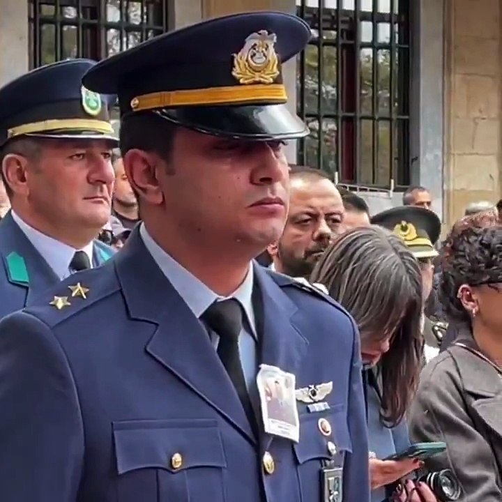 Şehidimiz, Hava Uçak Bakım Üsteğmen Emre Mercan'ın tabutu başında bekleyen silah arkadaşı, gözyaşlarına hakim olamadı.