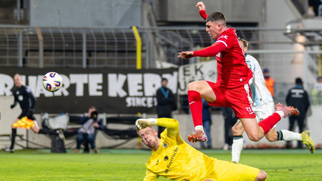 Feiner Lupfer zum 2:0: Verl gewinnt in Überzahl gegen 1860