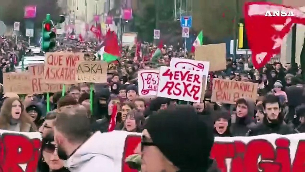 Scontri tra manifestanti e forze dell'ordine al corteo Askatasuna a Torino