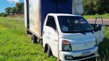 Hyundai HR carregado com frutas sai da pista na BR-163 em Cascavel