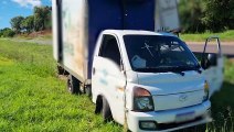 Hyundai HR carregado com frutas sai da pista na BR-163 em Cascavel