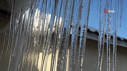 Yüksekova’da buz sarkıtları 2 metreyi geçti