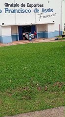 Condutor perde controle do veículo e invade ginásio de esportes em Cruzeiro do Oeste