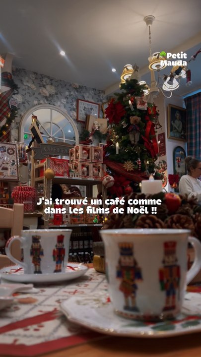 J’ai trouvé le café comme dans les films de Noël… et il existe vraiment ! ✨ ©️ Crédit : @petitmauda🎁 Tous nos bons plans à retrouver en bio ! ❤️‍🔥👉🏻 Abonne-toi au Petit Mauda pour plus d’inspiration ! 🌳
