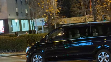 Gritos de "Xabi quédate" a su salida del Bernabéu