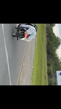 ¡Imprudente maniobra en la Avenida Bolivia! Conducía su moto acostado y pudo causar un siniestro vial