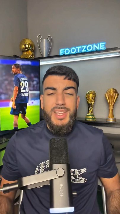 J'en ai MARRE de ces pénaltys nonchalants.OUTDeux pas d'élan, un arrêt, un regard... et derrière ça tremble.Un pénalty c'est SIMPLE : tu cours, tu choisis un côté, tu FRAPPES.🎙️