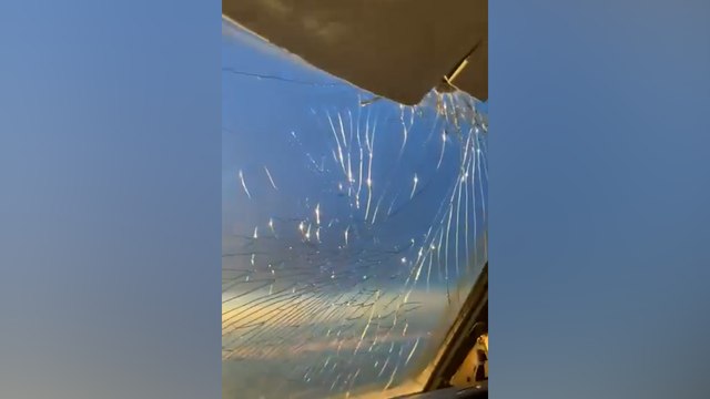 Yolcu uçağının kokpit camı kırıldı