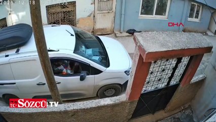 Kargo görevlisinin paketi bahçeye fırlattığı anlar kamerada